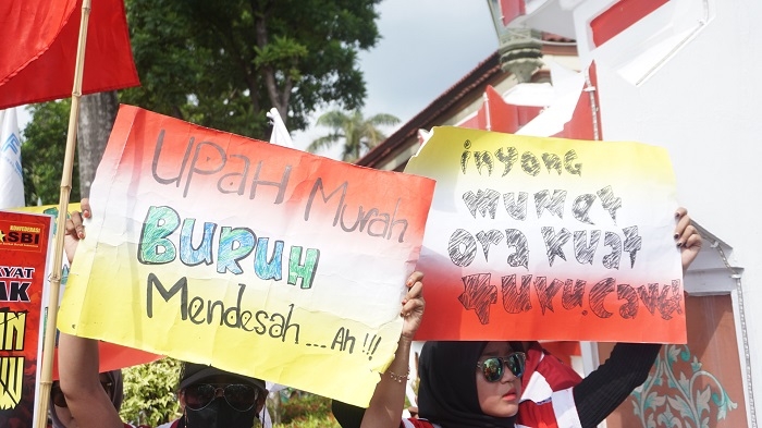 Buruh Tolak Upah Murah, Bupati Jepara : Semua Sama-Sama Terdampak 25 ASPIRASI: Banner bermuatan keluh kesah buruh disunggi tinggi-tinggi oleh peserta aksi buruh menolak kenaikan UMK sebesar 0,06 persen, belum lama ini. (Adhik Kurniawan / Lingkarjateng.id)