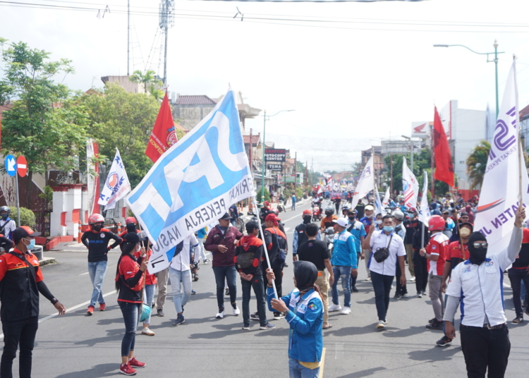 AKSI MASSA: Aliansi Buruh Melawan Jepara saat menggeruduk kantor Bupati Jepara, Jumat (26/11). (Adhik Kurniawan / Lingkarjateng.id)