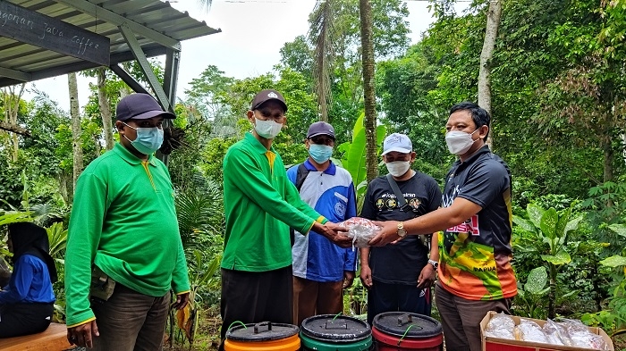 SIMBOLIS: Kepala Dinporapar Pati Rekso Suhartono menyerahkan sejumlah bantuan untuk mendukung program Desa Wisata kepada Kepala Desa Gunungsari Sudadi, kemarin. (Aziz Afifi / Lingkarjateng.id)