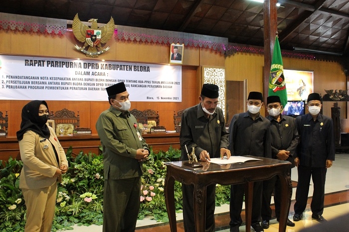 Benahi Infrastruktur, DPRD Blora Izinkan Bupati Hutang Rp 150 M 25 TANDA TANGAN: Proses penandatanganan pinjaman Bupati guna membenahi infrastruktur di Kabupaten Blora. (Lilik Yuliantoro / Lingkarjateng.id)
