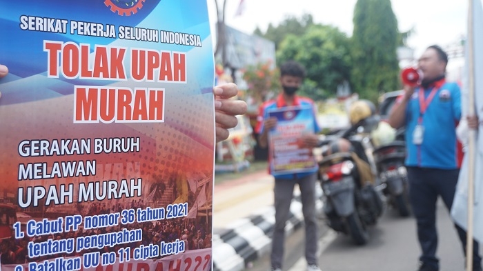 BERSUARA: Puluhan buruh yang tergabung dalam SPSI saat menggelar aksi penolakan kenaikan UMK di depan Kantor Bupati Jepara, belum lama ini. (Adhik Kurniawan / Lingkarjateng.id)