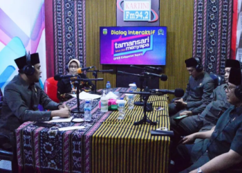 MENGUDARA: Ketua DPRD Kabupaten Jepara, Haizul Maarif (kiri) saat membuka ruang diskusi di Lembaga Penyiaran Publik Lokal Kartini Fm Jepara, Kamis (4/11).