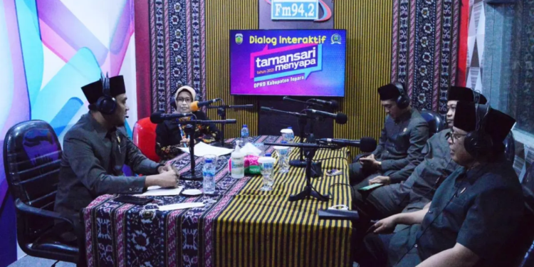 MENGUDARA: Ketua DPRD Kabupaten Jepara, Haizul Maarif (kiri) saat membuka ruang diskusi di Lembaga Penyiaran Publik Lokal Kartini Fm Jepara, Kamis (4/11).