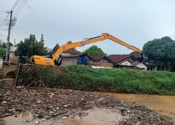 MENJIJIKAN: Eskavator diterjunkan untuk membersihkan tumpukan sampah di Sungai Piji, Desa Kesambi, Mejobo, Kudus, Senin (15/11). (Alifia Elsa Maulida/ Lingkarjateng.id)