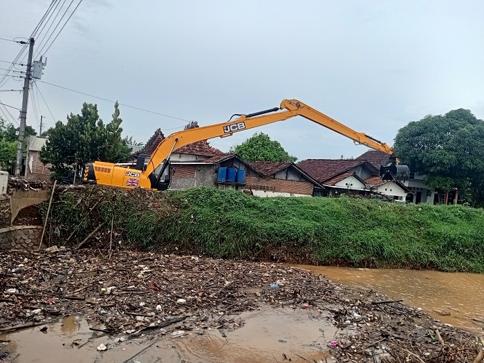 Angkut Sampah, Pemkab Kudus Terjunkan Ekskavator Seharga Rp 2,19 Miliar 25 MENJIJIKAN: Eskavator diterjunkan untuk membersihkan tumpukan sampah di Sungai Piji, Desa Kesambi, Mejobo, Kudus, Senin (15/11). (Alifia Elsa Maulida/ Lingkarjateng.id)