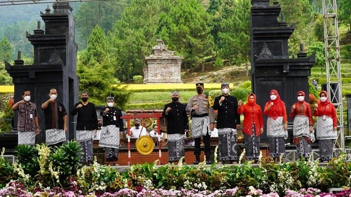 Festival Gedongsongo 2021 Dibuka, Kapolres Semarang: Tetap Perhatikan Prokes 25 FOTO BERSAMA: Kapolres Semarang bersama Bupati Semarang saat membuka Festival Gedongsongo 2021 di Semarang, Selasa (23/11). (Dok. Humas Polda Jateng / Lingkarjateng.id)