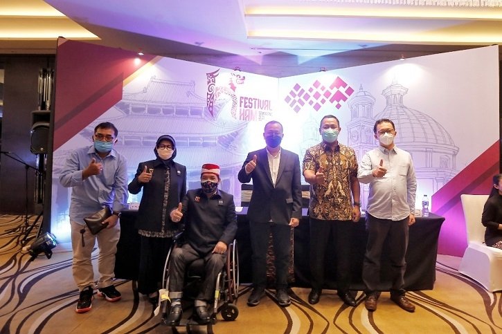 Kado Istimewa Festival HAM 2021: Perda Disabilitas dan PUG Kota Semarang Disahkan 25 Wali Kota Semarang, Hendrar Prihadi (dua dari kanan) saat berfoto bersama usai membuka Festival HAM 2021.
(Istimewa / Lingkarjateng.id)