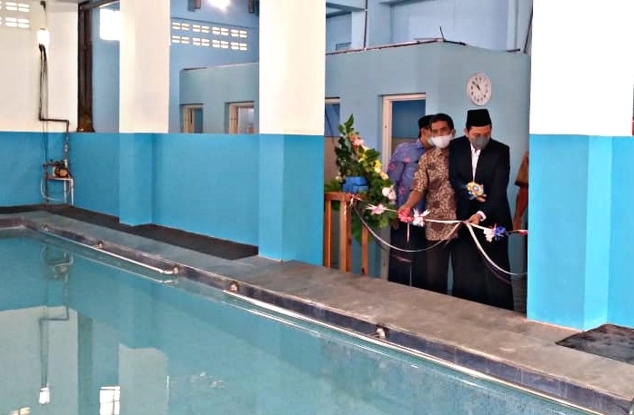 FASILITAS BARU: Kepala Sekolah MI Muhammadiyah Kudus bersama Wakil Ketua Pimpinan Daerah Muhammadiyah (PDM) Kudus saat melaunching kolam renang. (Alifia Elsa Maulida / Lingkarjateng.id)