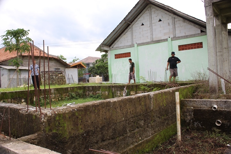 MANGKRAK: Rifki bersama rekannya meninjau lokasi gedung baru MWC NU Blora yang mendapatkan dana hibah dari Pemkab Blora, Selasa (23/11). (Lilik Yuliantoro / Lingkarjateng.id)
