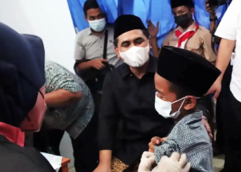 Wakil Gubernur Jawa Tengah, Taj Yasin Maimoen saat meninjau vaksinasi, Timh2/Lingkar.co