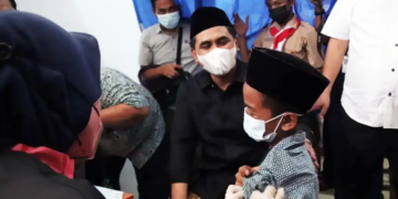 Wakil Gubernur Jawa Tengah, Taj Yasin Maimoen saat meninjau vaksinasi, Timh2/Lingkar.co