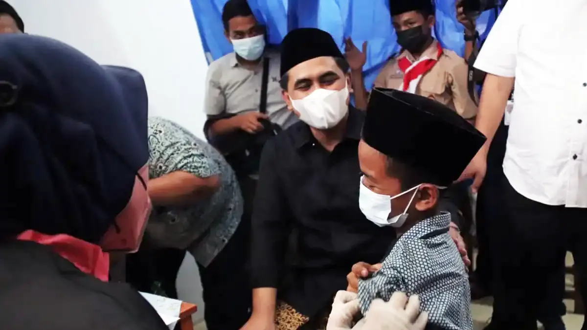 Wakil Gubernur Jawa Tengah, Taj Yasin Maimoen saat meninjau vaksinasi, Timh2/Lingkar.co
