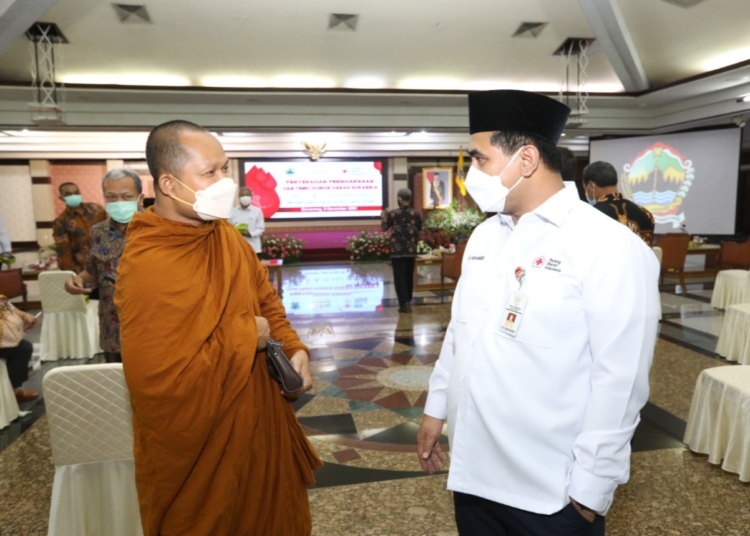 Ketua Dewan Kehormatan PMI Jateng, Taj Yasin Maimoen saat bercengkerama dengan Bhante Piyadhiro Thera usai di Gedung Gradika Bhakti Praja, Semarang, Senin (8/11).
DOK HUMAS JATENG/LINGKAR JATENG