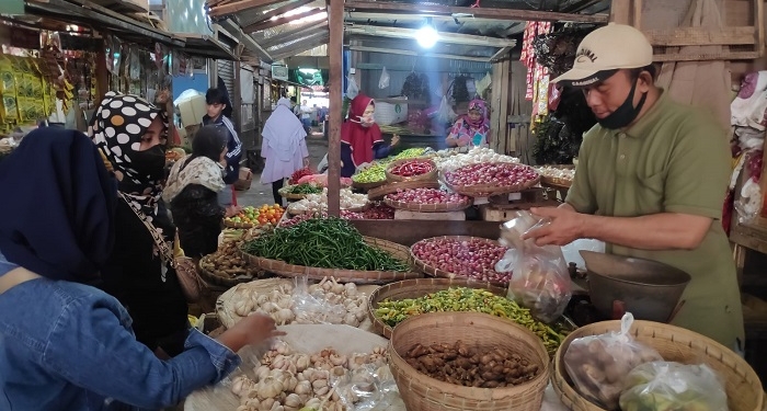 RAMAI: Suasana salah satu kios pedagang di pasar kota Rembang, Senin (29/11). (R. Teguh Wibowo / Lingkarjateng.id)