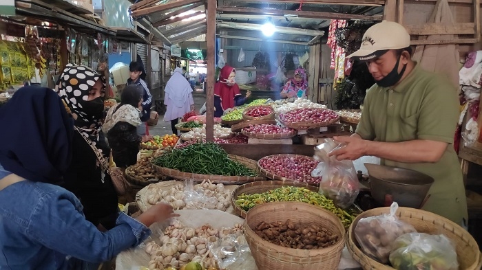 Harga Sembako di Pasar Tradisional Rembang Menggila 25 RAMAI: Suasana salah satu kios pedagang di pasar kota Rembang, Senin (29/11). (R. Teguh Wibowo / Lingkarjateng.id)