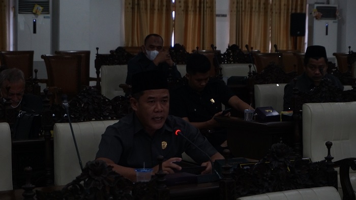 Agus Sutisna dari Fraksi PPP saat menyampaikan pendapat fraksi saat rapat paripurna penyampaian keputusan Propemperda tahun 2022, Rabu (17/11). (Adhik Kurniawan / Lingkarjateng.id)