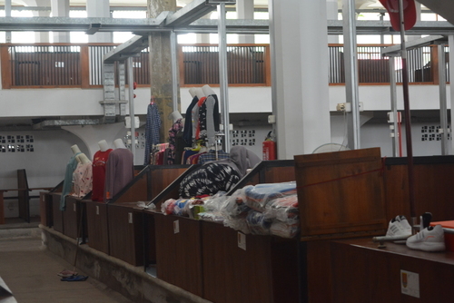 TERISI: Beberapa lapak pakaian di Pasar Johar Cagar Budaya mulai terisi. (DINDA RAHMASARI/LINGKARJATENG.ID)
