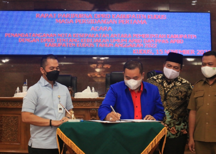 Dewan Perwakilan Rakyat Daerah (DPRD) Kudus menggelar penandatanganan persetujuan bersama KUA PPAS APBD 2022, pada Senin (15/11) malam. (Istimewa / Lingkarjateng.id)