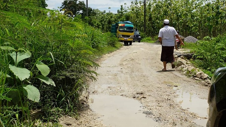 JALAN RUSAK: Bupati Blora mengecek jalan yang perlu diperbaiki.
(Lilik Yuliantoro / Lingkarjateng.id)