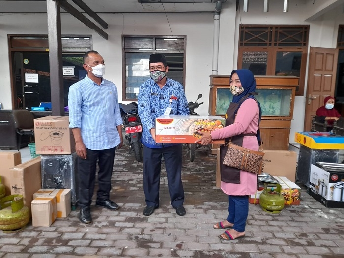 Angka Kelahiran Sapi Hasil Kawin Suntik di Karanganyar Belum Optimal 25 MEMBANTU: Pemberian bantuan sarana pengolahan hasil ternak di Kantor Dinas Pertanian Pangan dan Perkebunan Karanganyar dan Dinas Ketahanan Pangan Provinsi Jawa Tengah, Senin (29/11). (Pujoko / Lingkarjateng.id)