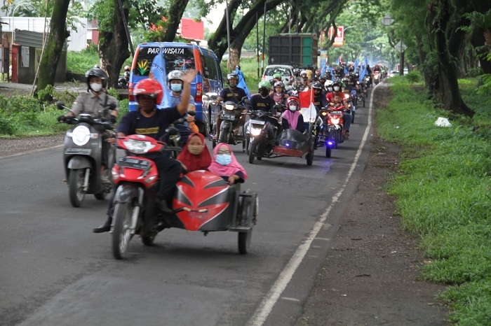 KONVOI: Forum Komunikasi Disabilitas Kudus sedang melakukan konvoi untuk mengampanyekan safety riding kepada masyarakat, Minggu (28/11). (Nisa Hafizhotus Syarifa / Lingkarjateng.id)