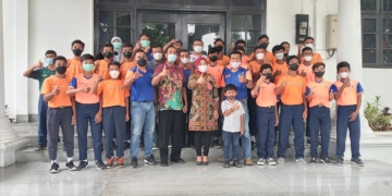 FOTO BERSAMA: Bupati Grobogan Sri Sumarni saat melepas Tim SSB Wahyu Teguh Wibowo Training Camp Purwodadi, di Kantor Wakil Bupati setempat, Jumat (12/11). (Muhamad Ansori / Lingkarjateng.id)