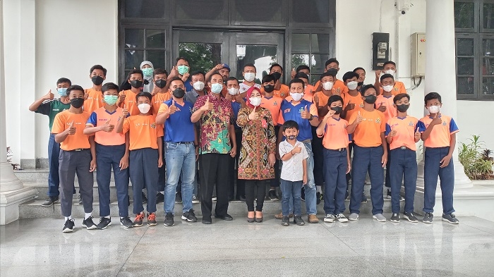SSB Grobogan Ikuti Kejurnas U-14 25 FOTO BERSAMA: Bupati Grobogan Sri Sumarni saat melepas Tim SSB Wahyu Teguh Wibowo Training Camp Purwodadi, di Kantor Wakil Bupati setempat, Jumat (12/11). (Muhamad Ansori / Lingkarjateng.id)