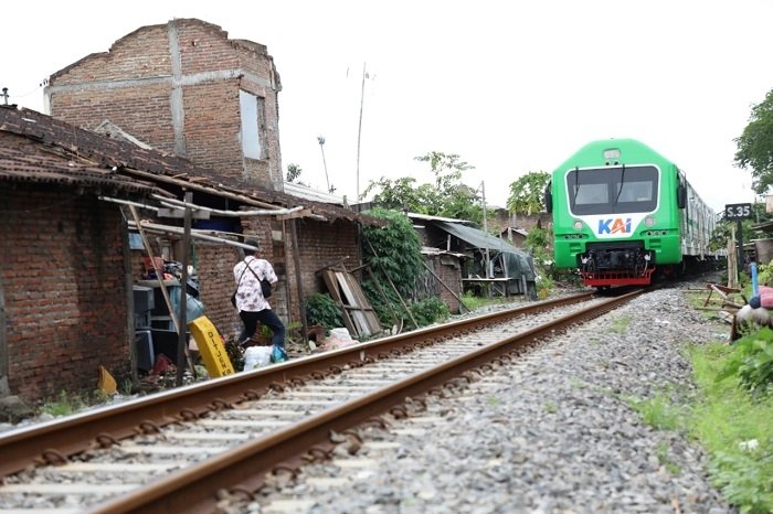 Usai Dapat Santunan, Warga Diminta Kosongkan Lahan Jalur Ganda Solo-Semarang 25 ILUSTRASI: Sebuah kereta tengah melintas di rel dekat pemukiman warga. (Istimewa / Lingkarjateng.id)