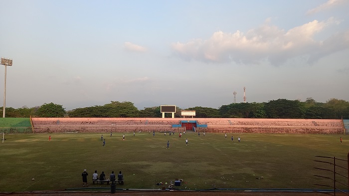 PERSIAPAN: Persijap Jepara saat latihan di Stadion Gelora Bumi Kartini (GBK) sebelum pertandingan Liga Dua digelar. (Adhik Kurniawan / Lingkarjateng.id)