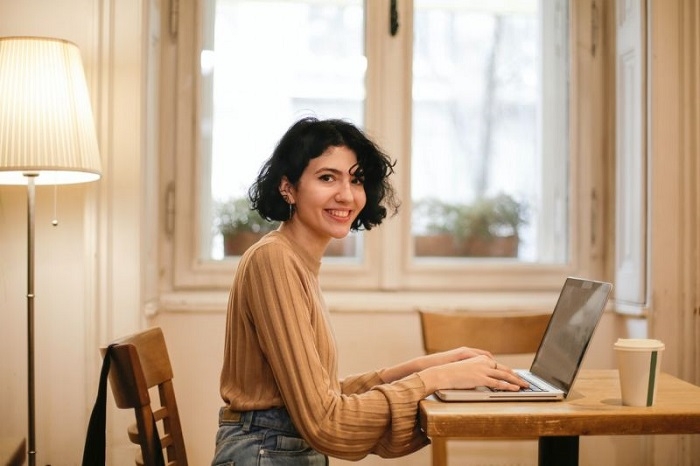 Bahaya Paparan Sinar Biru bagi Kulit Wajah 25 Ilustrasi Work from Home