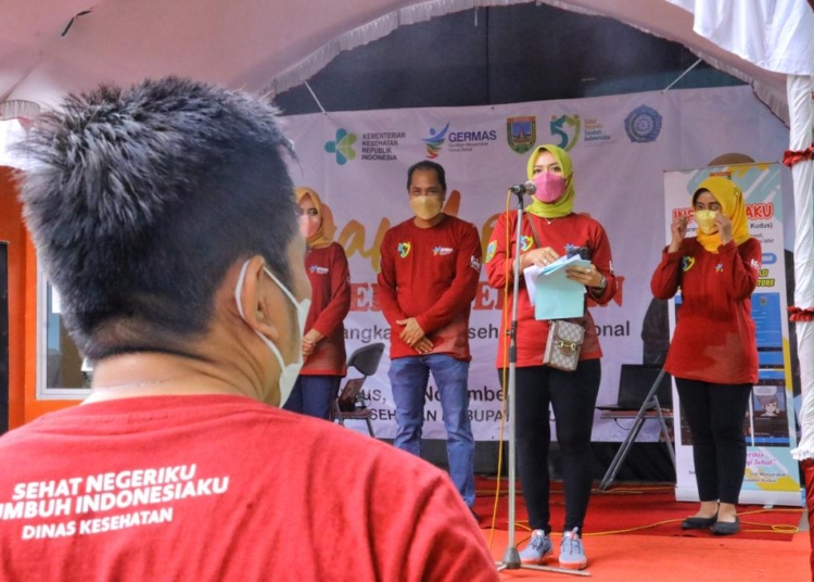 Hindari Kerumunan, Puskesmas di Kudus hanya Kirim Satu Perwakilan Lomba Jambore Kader Posyandu 25 ANTUSIAS: Peserta lomba Jambore Kader Posyandu memberikan penyuluhan sesuai tiga tema pendukung peringatan HKN ke-57 yang diselenggarakan DKK Kudus, Sabtu (20/11). (Nisa Hafizhotus / Lingkarjateng.id)