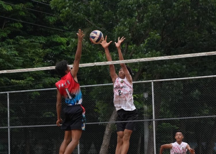 Dua atlet voli tengah melakukan duel di udara dalam Popda Jateng 2021 di Semarang. (Istimewa / Lingkarjateng.id)
