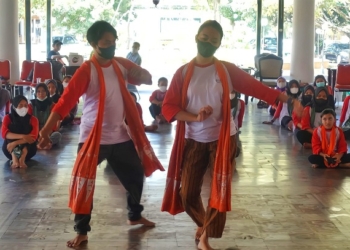 LATIHAN: Sejumlah pelajar mengikuti pelatihan Tari Orek-orek khas Rembang di Pendopo Museum Kartini, beberapa waktu lalu. (DOK PRIBADI / Lingkarjateng.id)