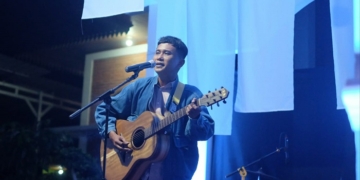 TAMPIL: Okki Noviyanto saat sedang menyanyikan salah satu lagu di album pertamanya, kemarin. (Istimewa / Lingkarjateng.id)