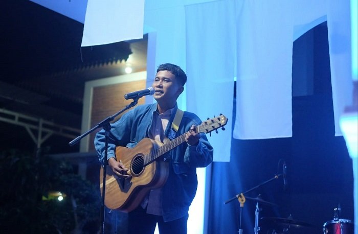 Lebih Dekat dengan Jokkivolka melalui Album Pertama 25 TAMPIL: Okki Noviyanto saat sedang menyanyikan salah satu lagu di album pertamanya, kemarin. (Istimewa / Lingkarjateng.id)