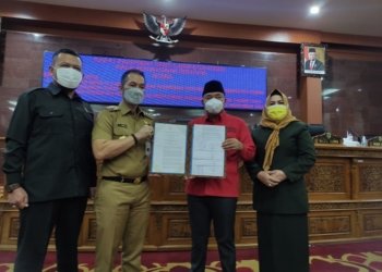 RESMI: Bupati Kudus HM Hartopo bersama Ketua DPRD Masan dan Wakil Ketua DPRD Erna Sulistyawati dan Sulistyo Utomo melakukan foto bersama setelah penandatanganan Penjelasan Bupati terkait APBD Tahun 2022 di Ruang Rapat Paripurna, Senin (22/11). (Nisa Hafizhotus Syarifa / Lingkarjateng.id)