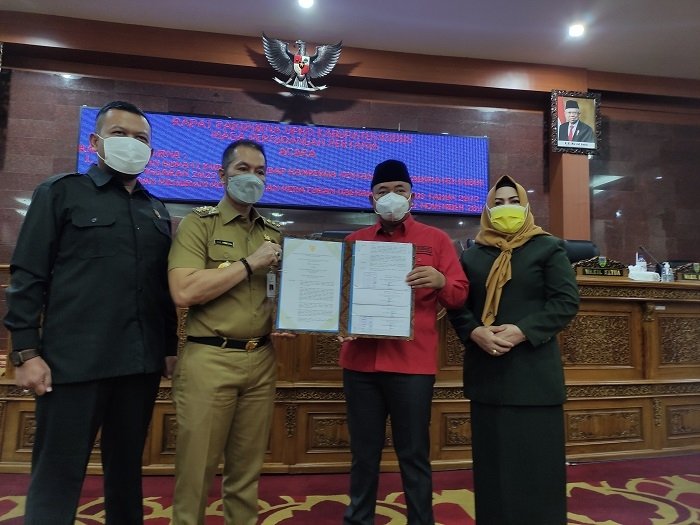 RESMI: Bupati Kudus HM Hartopo bersama Ketua DPRD Masan dan Wakil Ketua DPRD Erna Sulistyawati dan Sulistyo Utomo melakukan foto bersama setelah penandatanganan Penjelasan Bupati terkait APBD Tahun 2022 di Ruang Rapat Paripurna, Senin (22/11). (Nisa Hafizhotus Syarifa / Lingkarjateng.id)