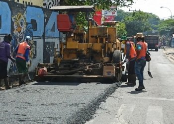 Sejumlah pekerja tengah memperbaiki ruas jalan yang rusak di Kabupaten Kudus. (Dimas Elshihab / Lingkarjateng.id)