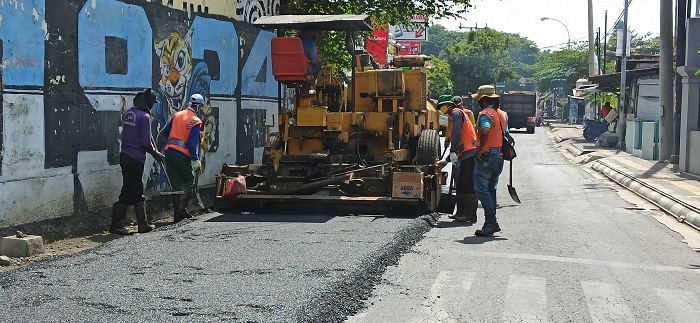Sejumlah pekerja tengah memperbaiki ruas jalan yang rusak di Kabupaten Kudus. (Dimas Elshihab / Lingkarjateng.id)