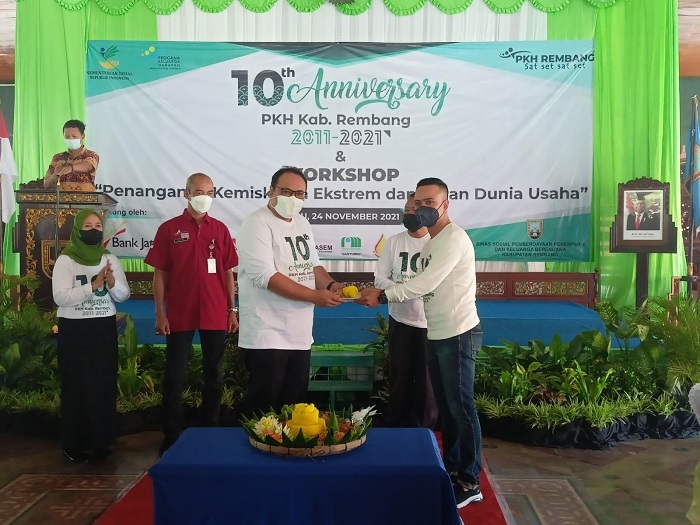 SIMBOLIS: Wakil Bupati Mochammad Hanies Cholil Barro’ menyerahkan potongan tumpeng kepada perwakilan Pendamping PKH. (R. Teguh Wibowo / Lingkarjateng.id)