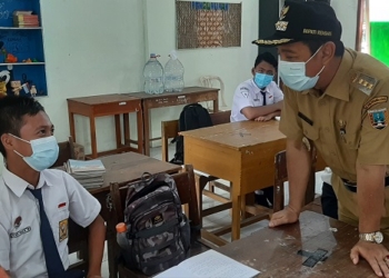 PEMANTAUAN : Bupati Rembang Abdul Hafidz berbincang dengan salah satu siswa di SMPN 1 Rembang. (R. Teguh Wibowo / Lingkarjateng.id)