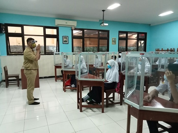 MENGAJAR: Seorang guru menyampaikan materi saat Pembelajaran Tatap Muka (PTM), baru-baru ini. (Dinda Rahmasari / Lingkarjateng.id)