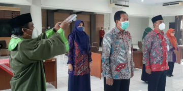 R.TEGUH WIBOWO/LINGKAR JATENG
PELANTIKAN: Para Pejabat diambil janji dan sumpahnya di aula lantai 4 Kantor Bupati