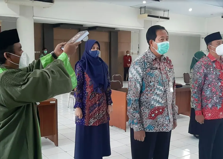 R.TEGUH WIBOWO/LINGKAR JATENG
PELANTIKAN: Para Pejabat diambil janji dan sumpahnya di aula lantai 4 Kantor Bupati