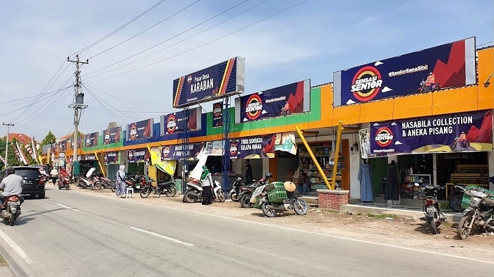 EKONOMI: Suasana Pasar Karaban dari depan, terlihat aktivitas masyarakat sekitar. (Aziz Afifi / LingkarJateng.id)
