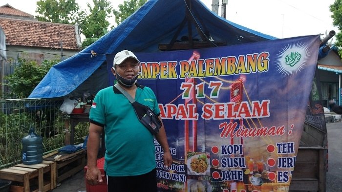 MENJELASKAN: Sugito Wakil Ketua Paguyuban PKL Simpang Lima ungkapkan harapannya terkait Alun-Alun Timur Pati, Selasa (23/11). (Aziz Afifi / Lingkarjateng.id)