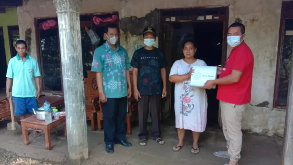 Pemberian Sembako Bantuan oleh Ketua DPRD KudusKepada Warga Yang Terdampak Banjir Bandang