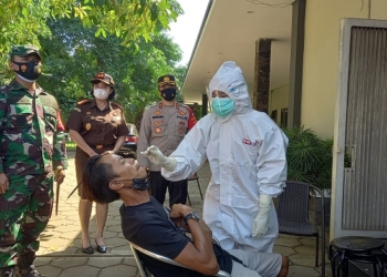 PEMERIKSAAN: Tes swab yang dilakukan Pemkab Jepara kepada warga yang mudik untuk memastikan positif Covid-19 atau tidak. (Adhik Kurniawan / Lingkarjateng.id)