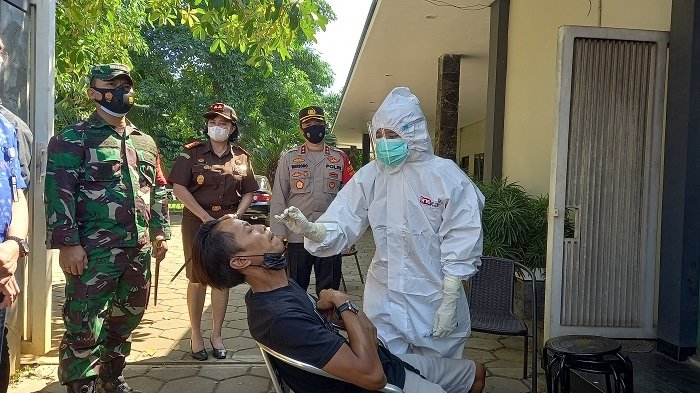 PEMERIKSAAN: Tes swab yang dilakukan Pemkab Jepara kepada warga yang mudik untuk memastikan positif Covid-19 atau tidak. (Adhik Kurniawan / Lingkarjateng.id)