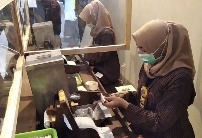 Pemkab Pangkas Anggaran BLT Buruh Rokok 25 BEKERJA: Pekerja di sektor rokok di Kabupaten Kudus. (ANTARA/LINGKARJATENG.ID)